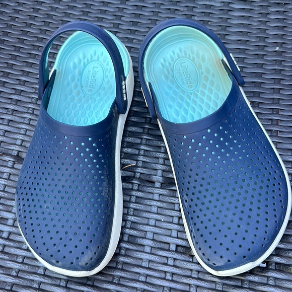 Women’s Crocs SZ 7 - Picture 1 of 6